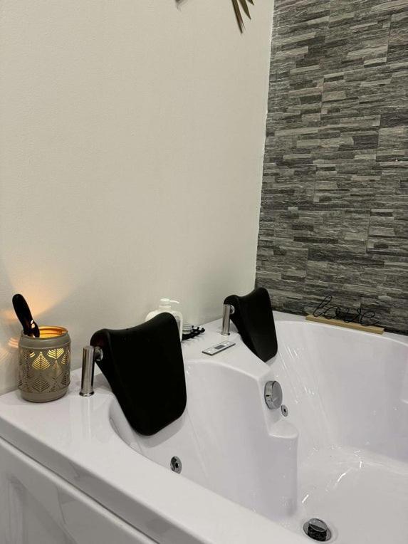 Suite Gold By L Amaryllis I Jacuzzi & Sauna Prive I Centre Beziers Arrivee Autonome Extérieur photo