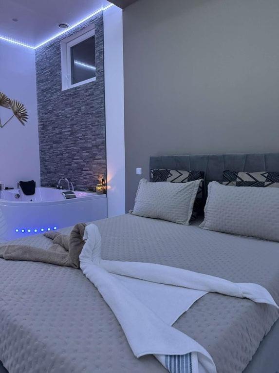 Suite Gold By L Amaryllis I Jacuzzi & Sauna Prive I Centre Beziers Arrivee Autonome Extérieur photo