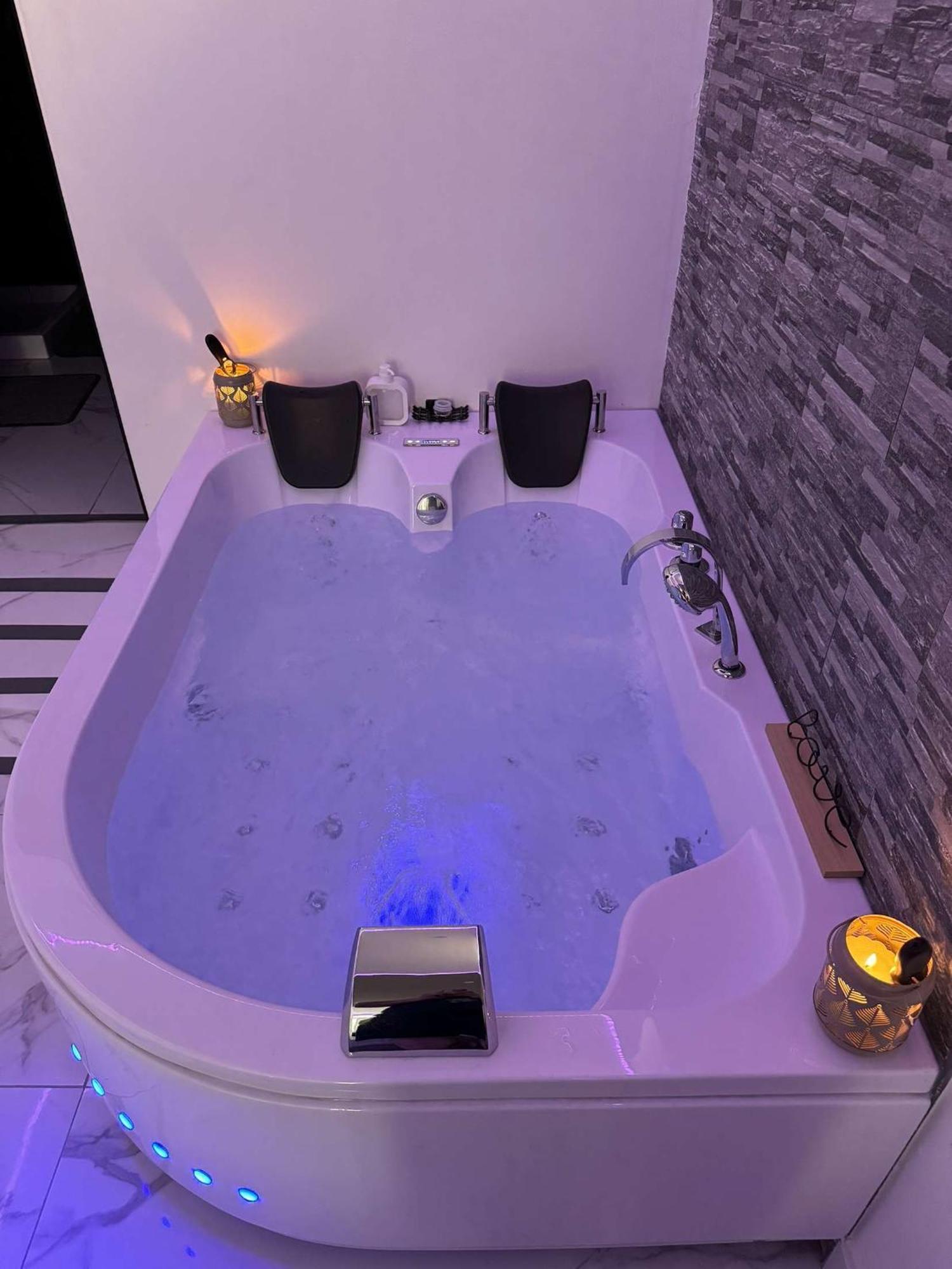 Suite Gold By L Amaryllis I Jacuzzi & Sauna Prive I Centre Beziers Arrivee Autonome Extérieur photo