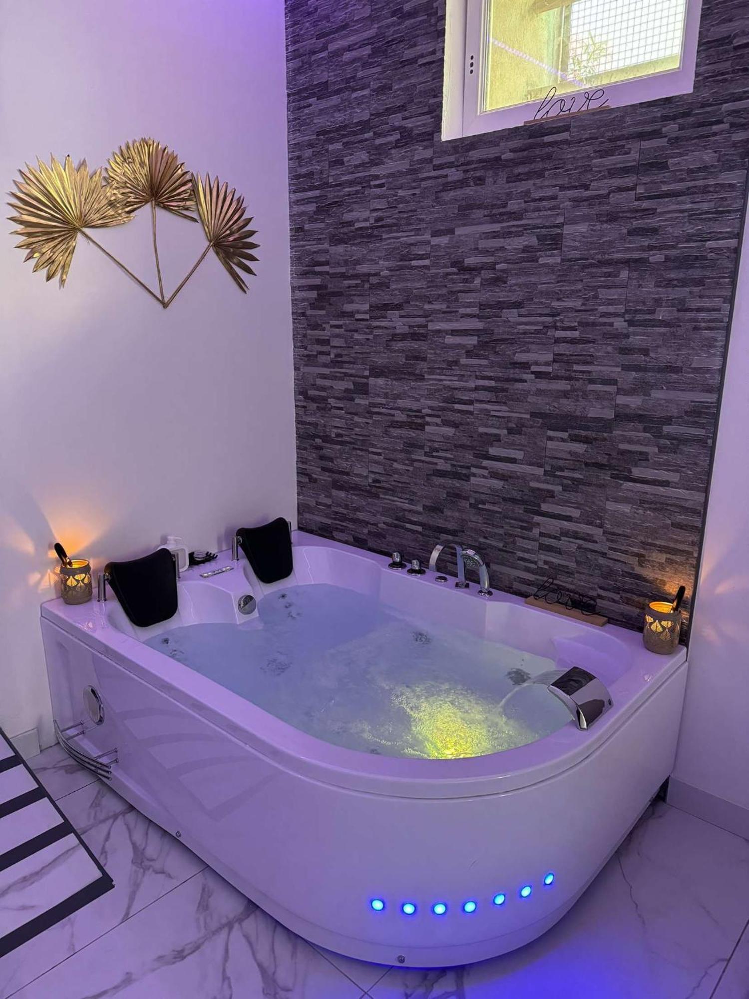 Suite Gold By L Amaryllis I Jacuzzi & Sauna Prive I Centre Beziers Arrivee Autonome Extérieur photo