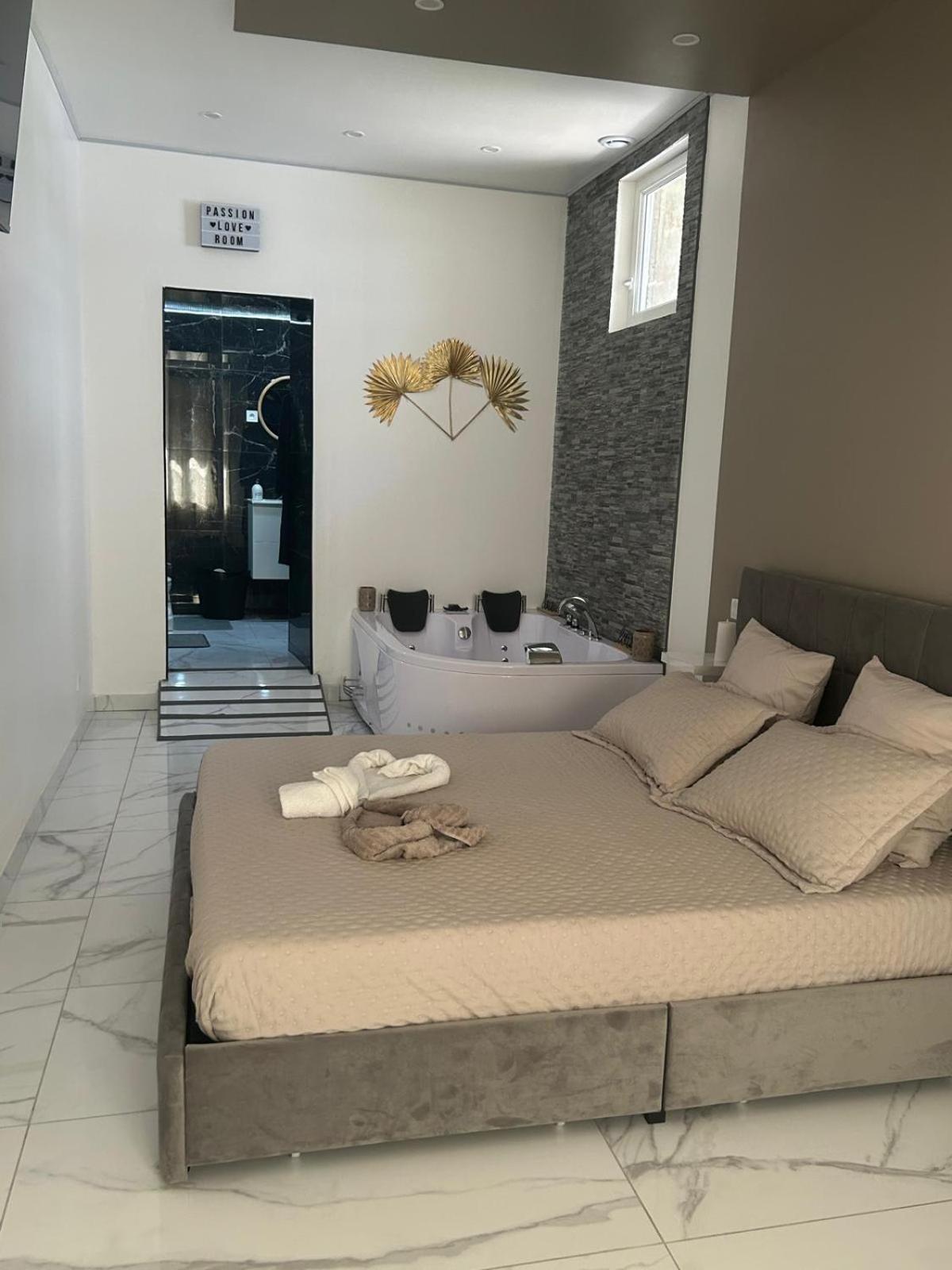 Suite Gold By L Amaryllis I Jacuzzi & Sauna Prive I Centre Beziers Arrivee Autonome Extérieur photo