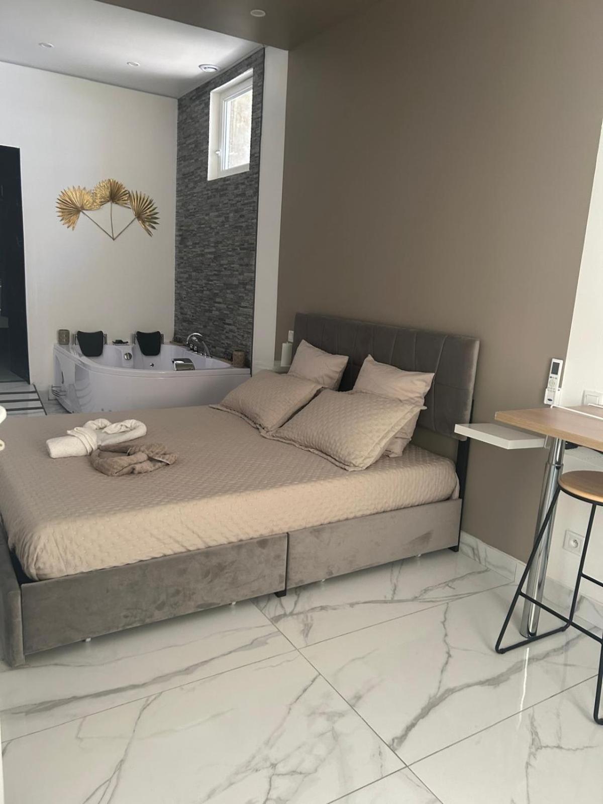 Suite Gold By L Amaryllis I Jacuzzi & Sauna Prive I Centre Beziers Arrivee Autonome Extérieur photo